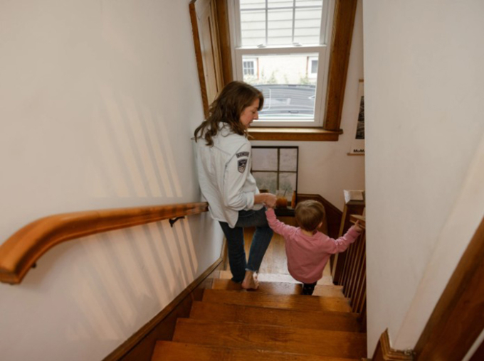 Snyder và con gái 2 tuổi tại nhà ở bang New Jersey. Ảnh: NPR