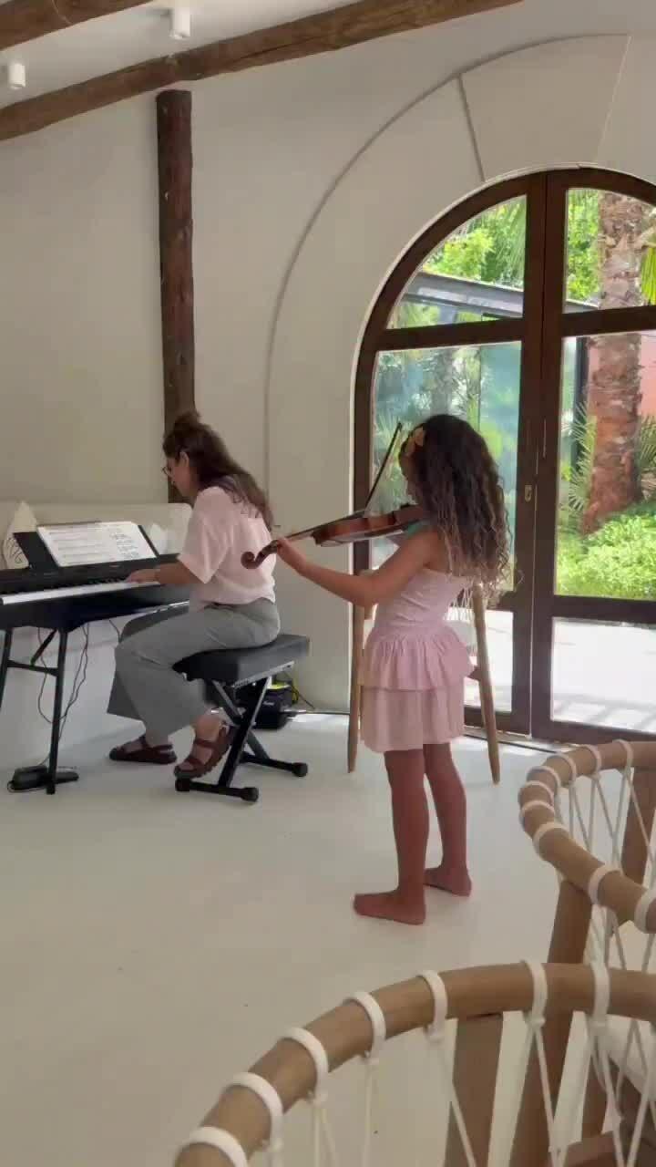Hai con gái nhà Ronaldo chơi nhạc cụ