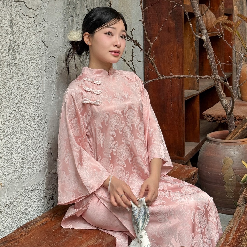 5 mẫu áo dài Tết duyên dáng, thi vị: Cứ diện lên người là xinh không có nhưng!- Ảnh 4.