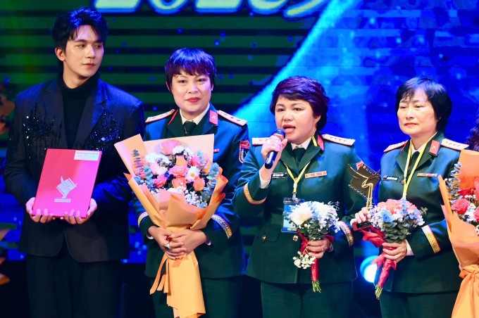 Từ trái sang: Diễn viên Đỗ Nhật Hoàng, đạo diễn Đặng Thái Huyền, Đại tá Kiều Thanh Thúy - Phó giám đốc Điện ảnh Quân đội nhân dân, Đại tá Nguyễn Thu Dung - Giám đốc Điện ảnh Quân đội nhân dân. Ảnh: Giang Huy