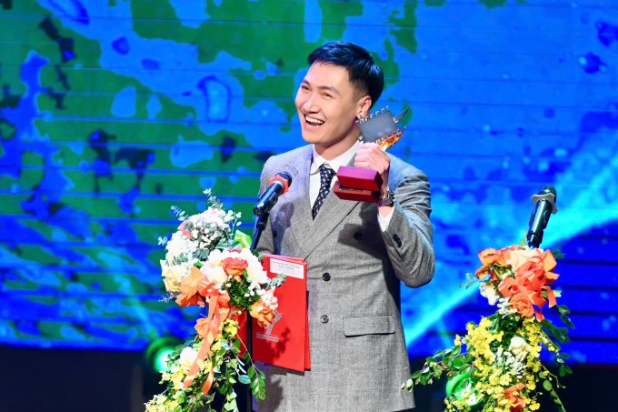 Mạnh Trường là Nam chính xuất sắc hạng mục phim truyền hình, với vai người lính trong "Không thời gian". Ảnh: Giang Huy