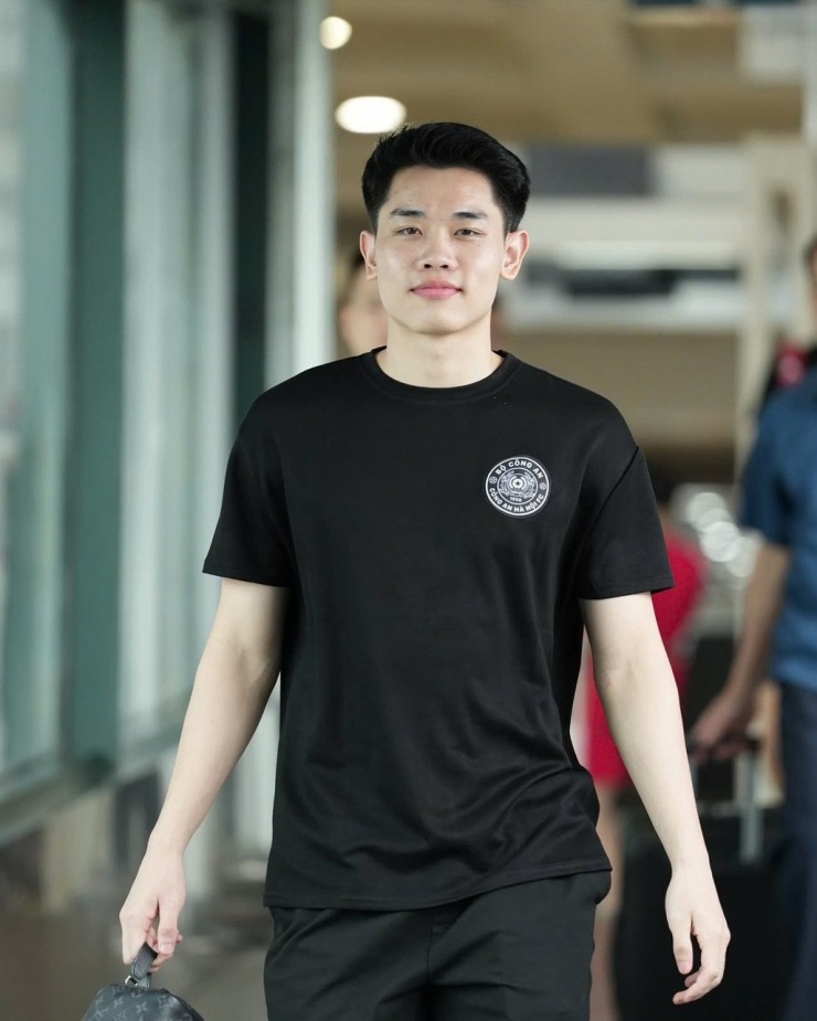 Phong cách bảnh bao xuống phố của 'ngôi sao' tuyển U23 Đình Bắc - 5