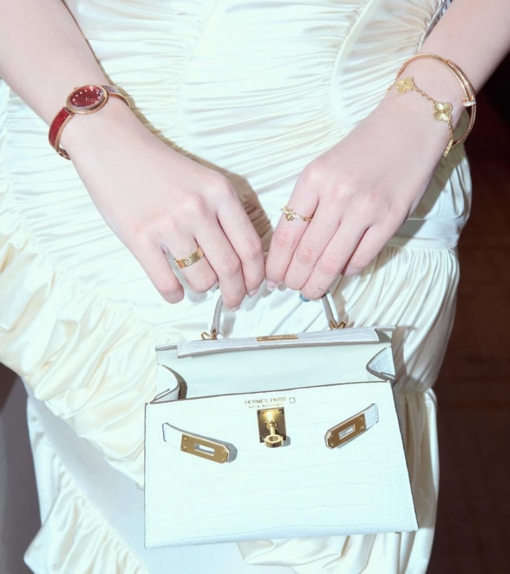 Kiều Loan tạo điểm nhấn với loạt phụ kiện đắt giá. Hơn một năm qua, cô thường xuyên xuất hiện trong vai trò khách VIP của các thương hiệu thời trang cao cấp như Bvlgari, Gucci, Dolce & Gabbana, Louis Vuitton...