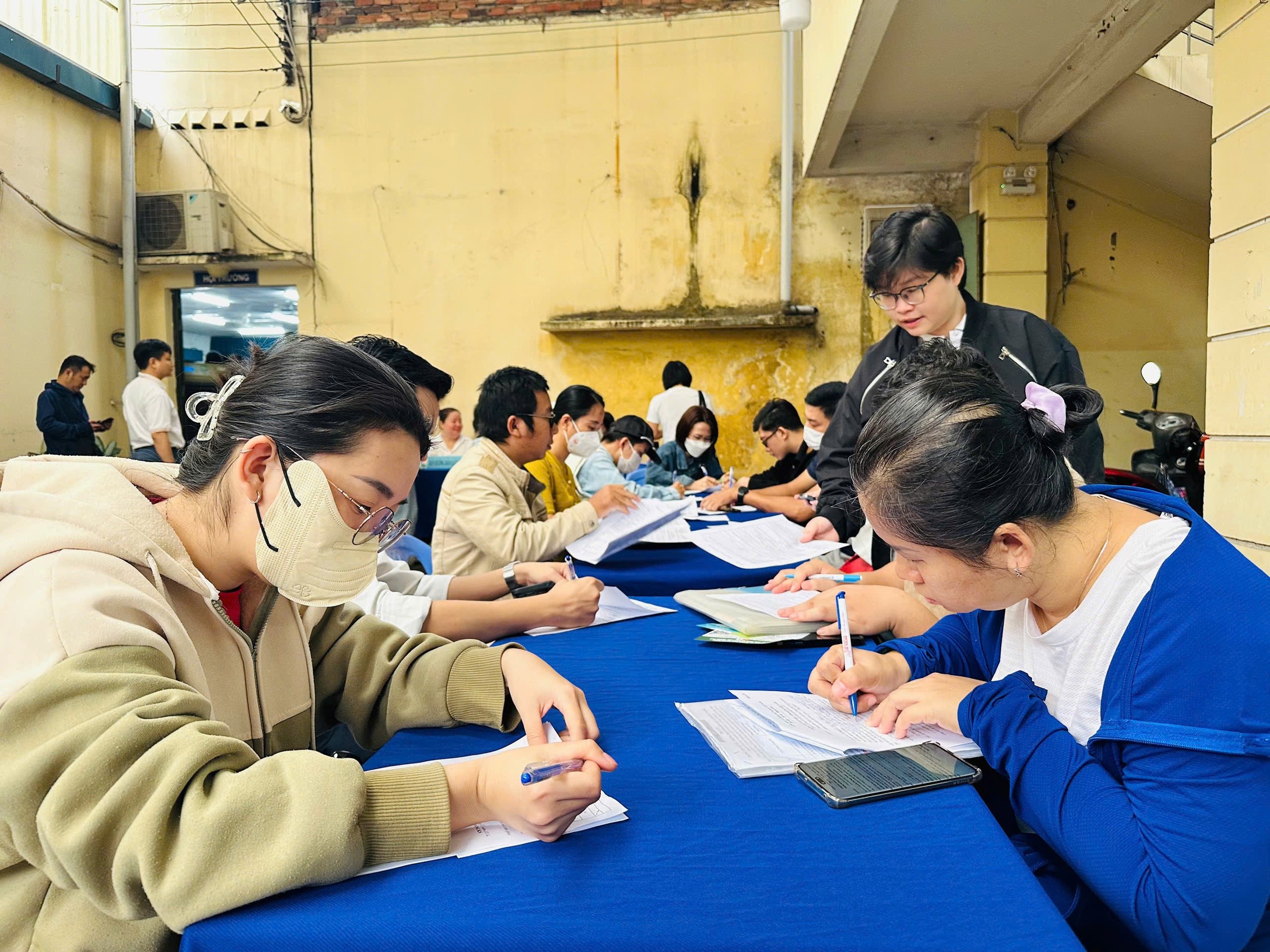 Biết đọc, biết viết cũng có việc lương chục triệu ở TPHCM - Ảnh 2.