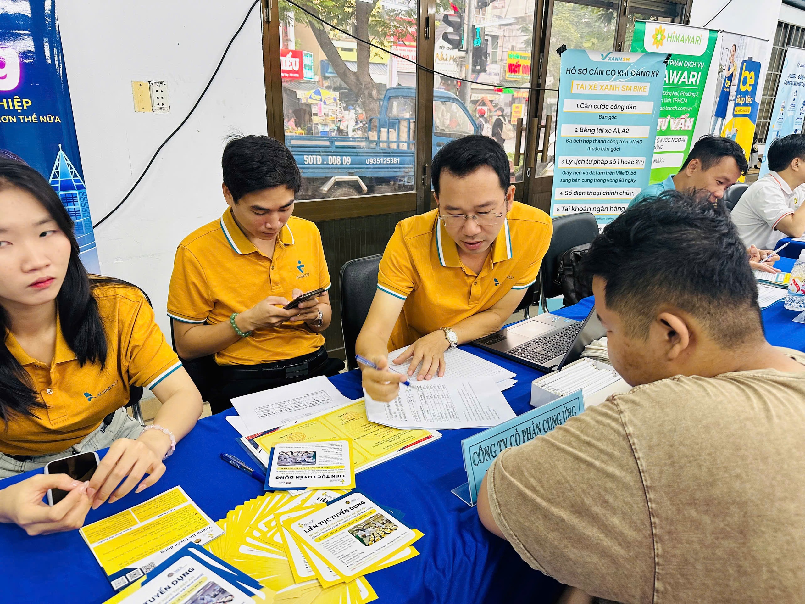 Biết đọc, biết viết cũng có việc lương chục triệu ở TPHCM - Ảnh 4.