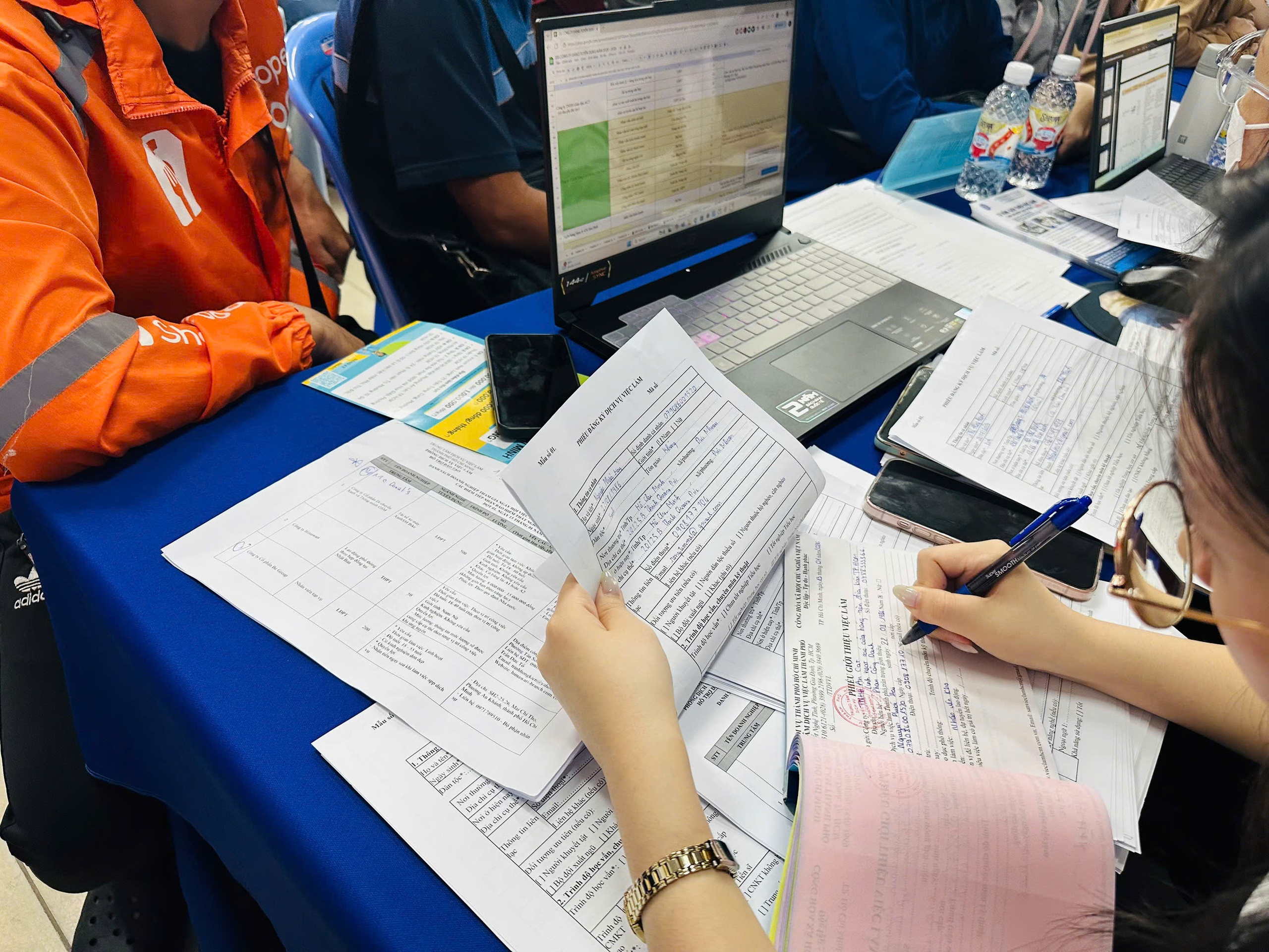 Biết đọc, biết viết cũng có việc lương chục triệu ở TPHCM - Ảnh 8.