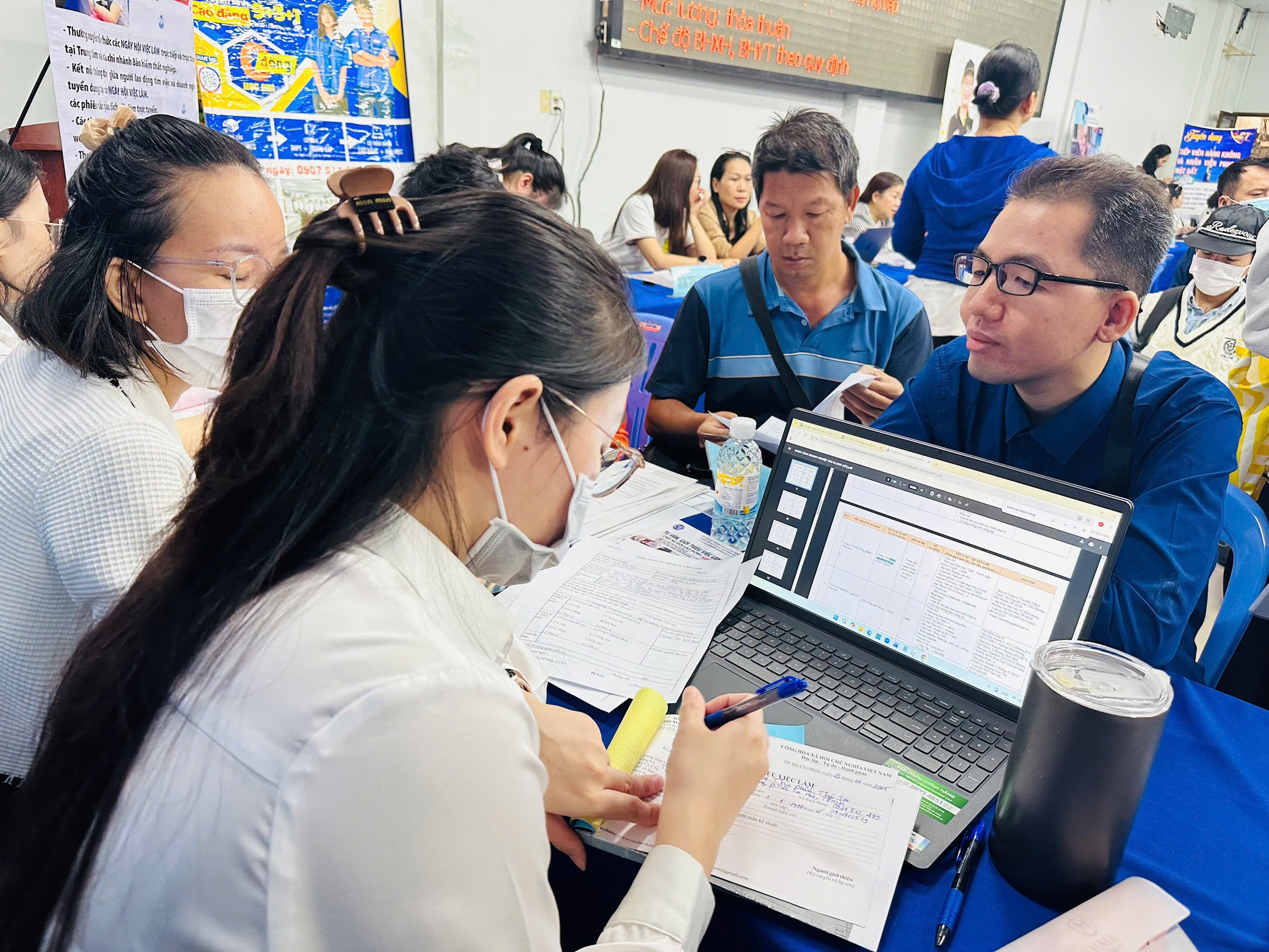 Biết đọc, biết viết cũng có việc lương chục triệu ở TPHCM - Ảnh 9.