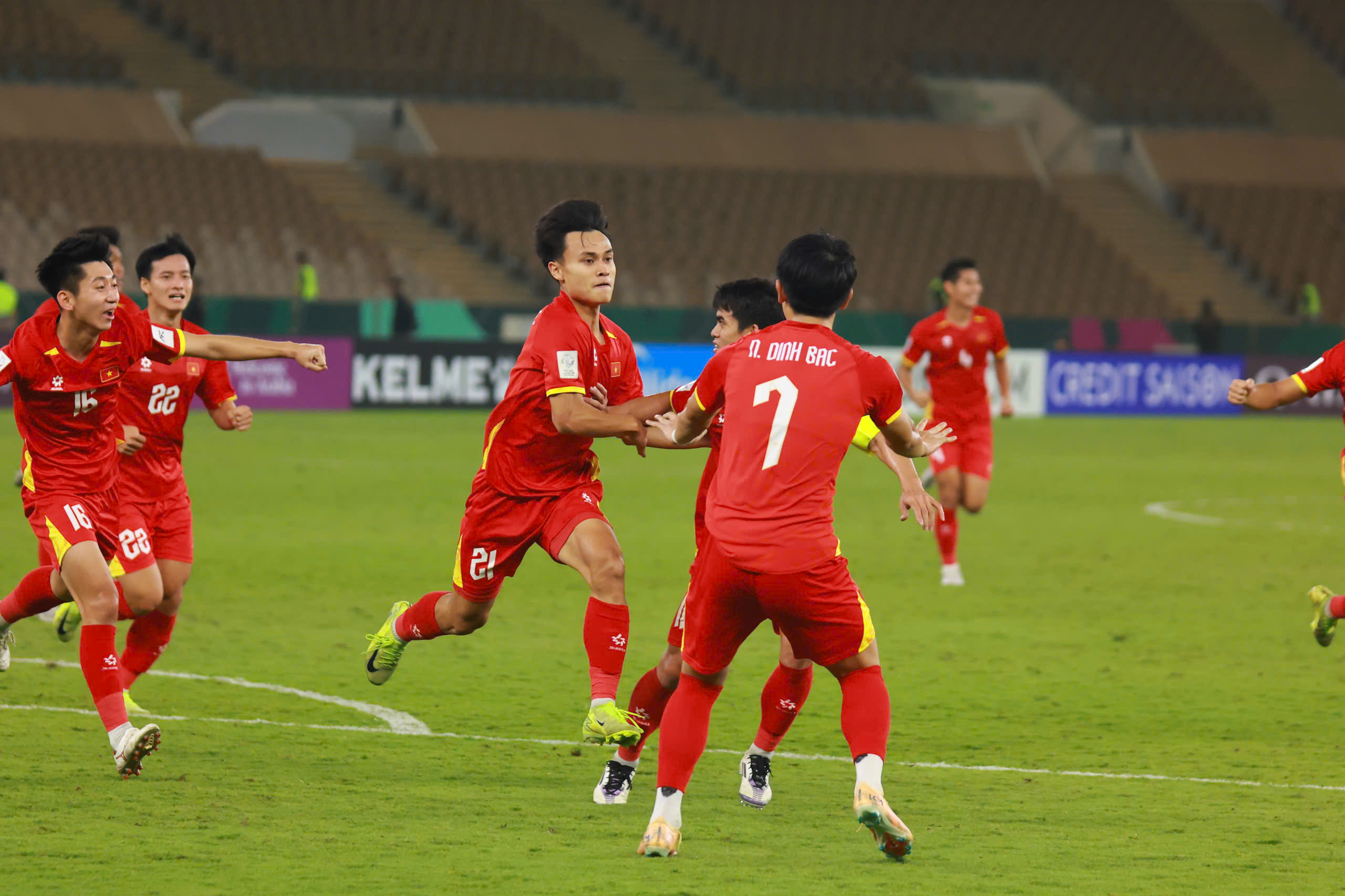 Từ ‘cậu bé’ lận đận mãi mới trụ lại được CLB CAHN, đến người hùng của U.23 Việt Nam: Minh Phúc!- Ảnh 2.