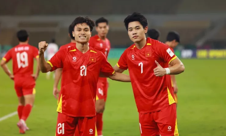 Minh Phúc (trái) và Đình Bắc mừng bàn thắng trên sân Prince Abdullah Al Faisal ở Jeddah. Ảnh: AFC