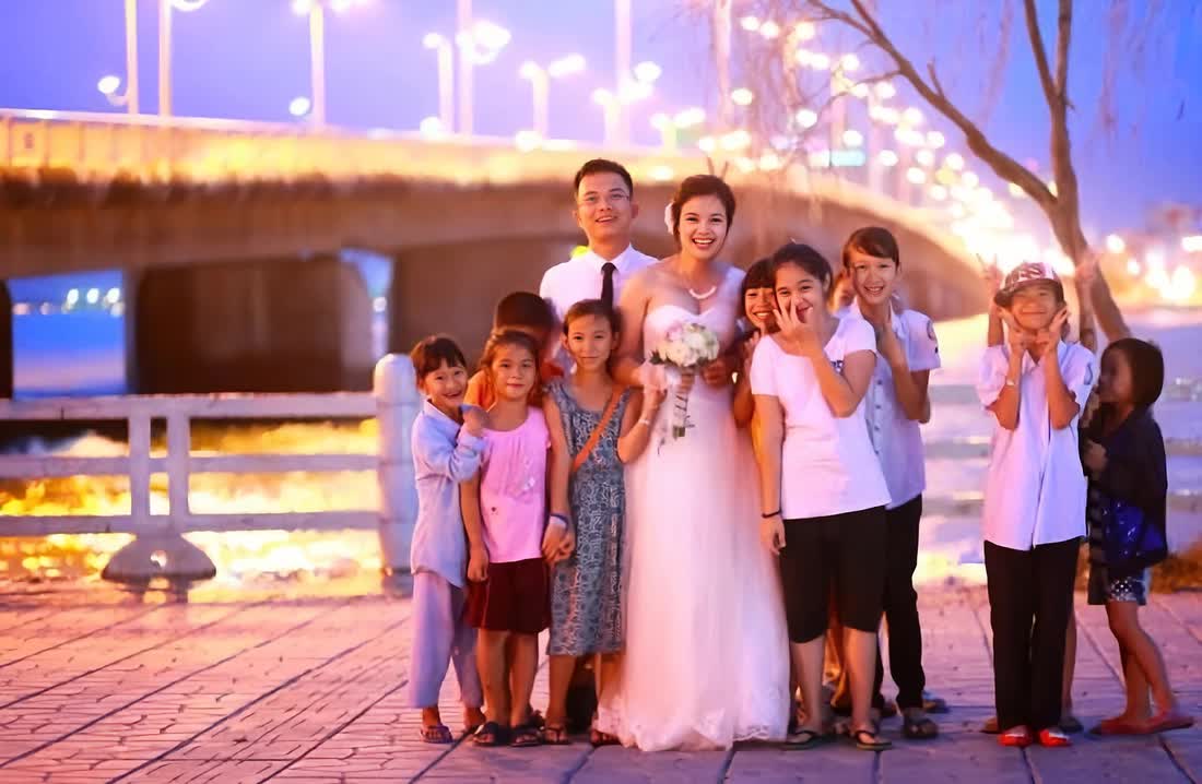 Cô dâu chú rể tìm lại những đứa trẻ xa lạ trong bức ảnh cưới tại Nha Trang và cuộc hội ngộ không tưởng sau 12 năm- Ảnh 2.