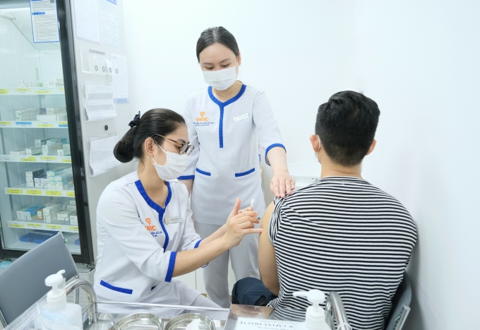 Nam giới tiêm vaccine phòng bệnh tại Hệ thống Tiêm chủng VNVC. Ảnh: Khánh Hòa