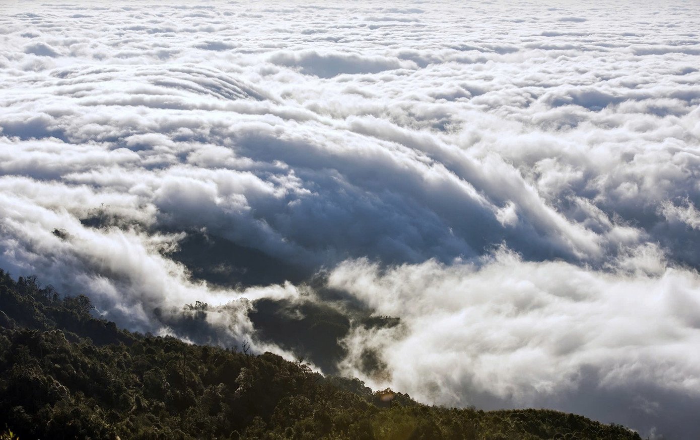 Đỉnh núi Chiêu Lầu Thi thường có những thảm mây trắng bồng bềnh dưới độ cao trên 2.000m. Tuy nhiên, thời gian săn mây đẹp nhất ở đây là từ tháng 9 năm trước đến tháng 2 năm sau, cùng lúc với mùa lúa ruộng bậc thang chín rộ hoặc khi hoa xuân đua nở, trong đó có cả hoa đào.