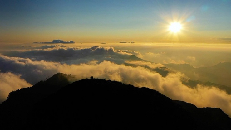 Đây là địa điểm đang thu hút du khách đến săn mây, đón mặt trời mọc.