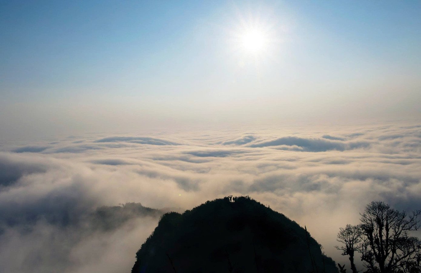 Đỉnh núi Chiêu Lầu Thi thường có những thảm mây trắng bồng bềnh dưới độ cao trên 2.000m. Tuy nhiên, thời gian săn mây đẹp nhất ở đây là từ tháng 9 năm trước đến tháng 2 năm sau, cùng lúc với mùa lúa ruộng bậc thang chín rộ hoặc khi hoa xuân đua nở, trong đó có cả hoa đào.