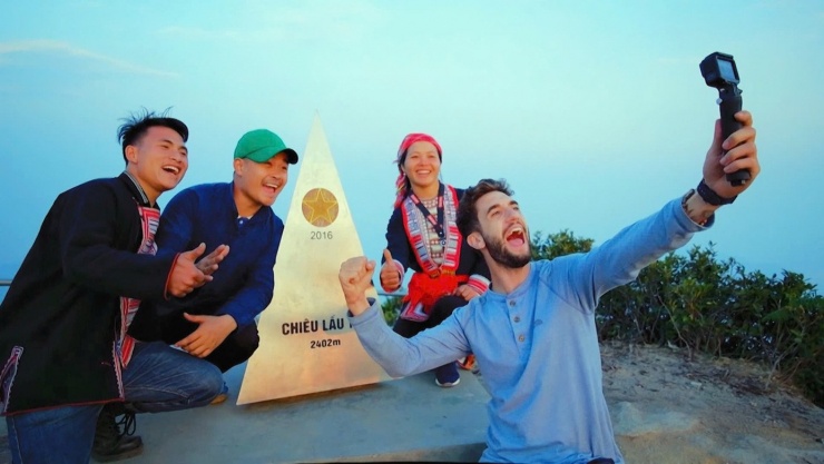 Du khách thích thú khi săn mây và có cho mình những bức ảnh tâm đắc trên đỉnh núi.