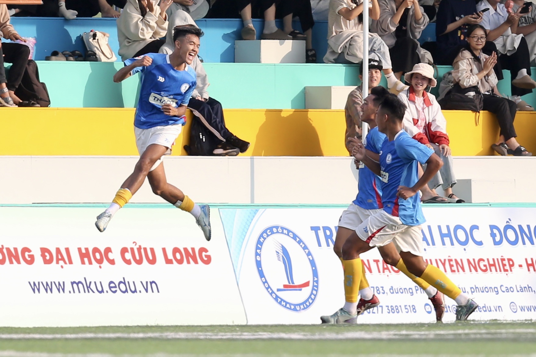 Cầu thủ 1,85 m ghi bàn thắng quý hơn vàng cho Trường ĐH Đồng Tháp tại TNSV THACO cup 2026- Ảnh 3.