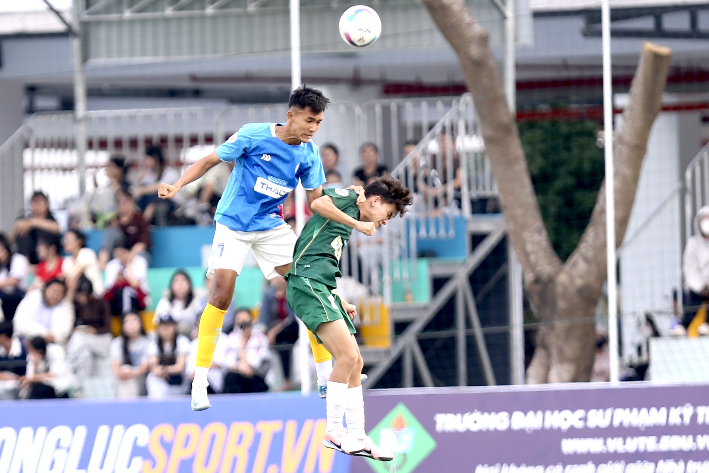 Cầu thủ 1,85 m ghi bàn thắng quý hơn vàng cho Trường ĐH Đồng Tháp tại TNSV THACO cup 2026- Ảnh 4.