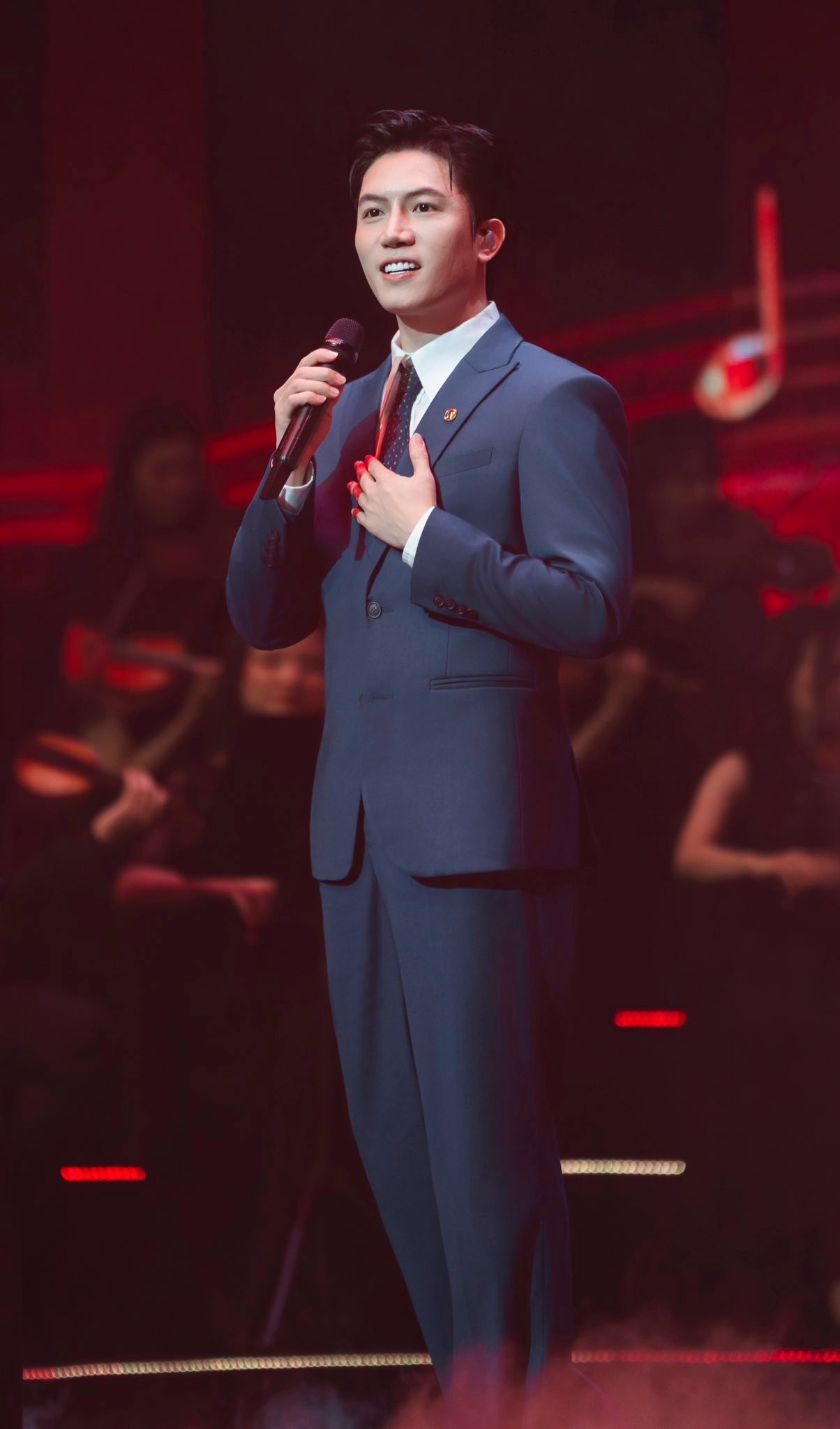 Nam ca sĩ đắt show bậc nhất hiện nay: Đẹp trai hát hay đi diễn khắp nơi, được tin tưởng giao nhiệm vụ sáng tác nhạc về Đảng- Ảnh 2.