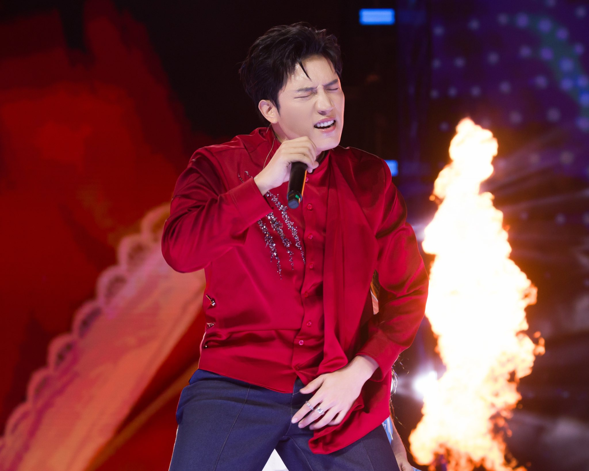 Nam ca sĩ đắt show bậc nhất hiện nay: Đẹp trai hát hay đi diễn khắp nơi, được tin tưởng giao nhiệm vụ sáng tác nhạc về Đảng- Ảnh 3.