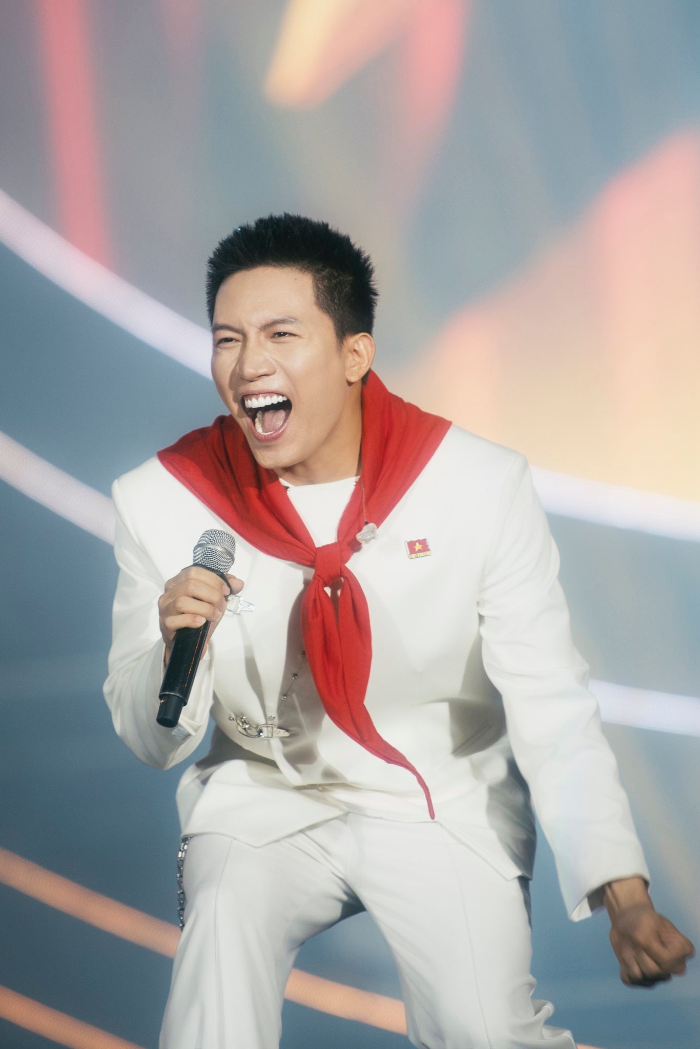Nam ca sĩ đắt show bậc nhất hiện nay: Đẹp trai hát hay đi diễn khắp nơi, được tin tưởng giao nhiệm vụ sáng tác nhạc về Đảng- Ảnh 4.