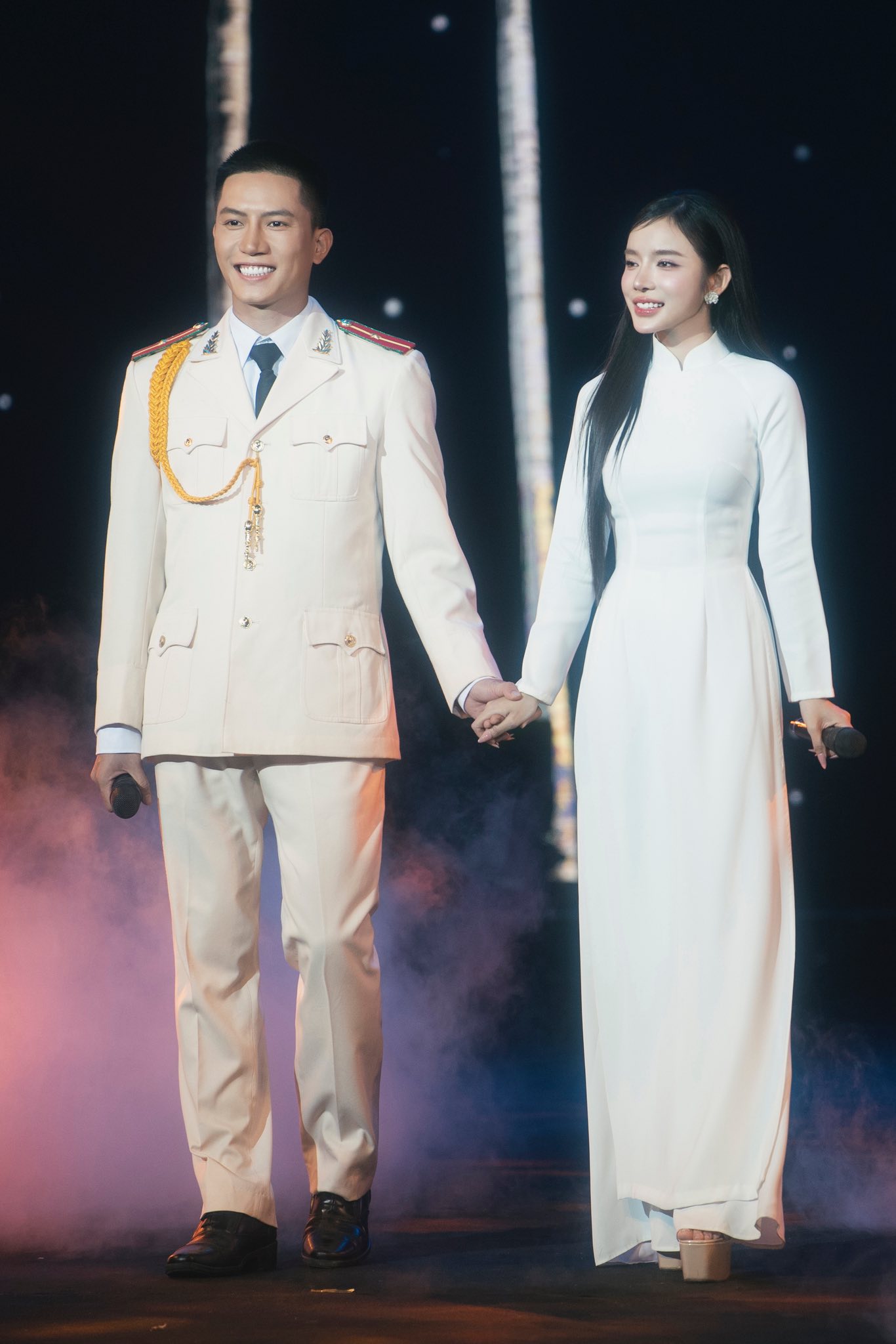 Nam ca sĩ đắt show bậc nhất hiện nay: Đẹp trai hát hay đi diễn khắp nơi, được tin tưởng giao nhiệm vụ sáng tác nhạc về Đảng- Ảnh 5.