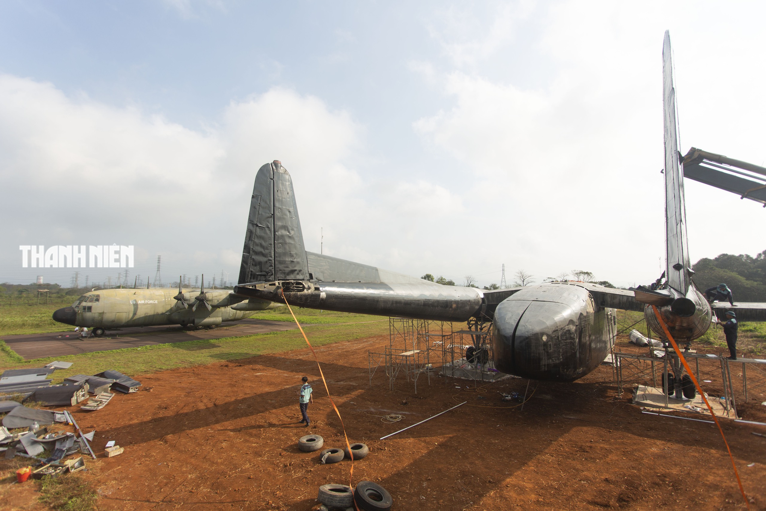 Cận cảnh quá trình lắp đặt máy bay C-119 tại sân bay Tà Cơn- Ảnh 7.