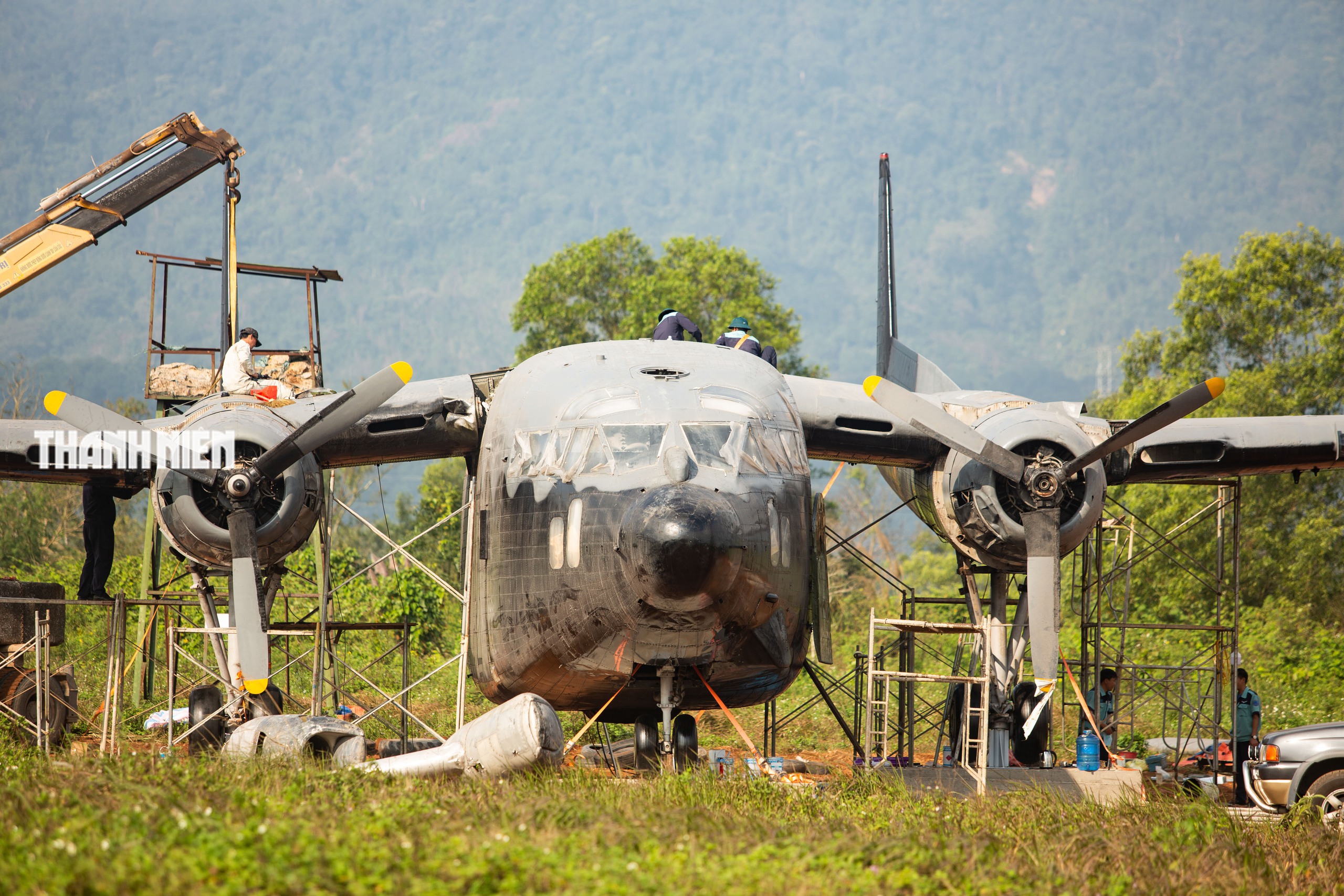 Cận cảnh quá trình lắp đặt máy bay C-119 tại sân bay Tà Cơn- Ảnh 8.