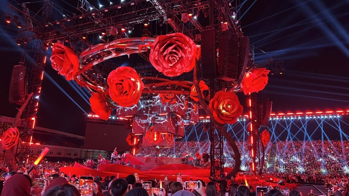 Sân khấu đêm nhạc dàn dựng theo cảm hứng hoa hồng.