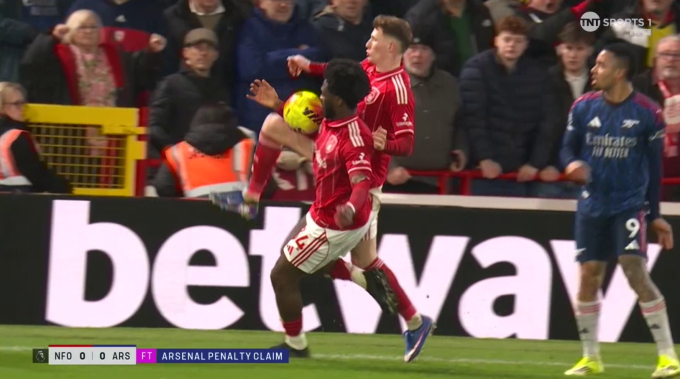 Tình huống Ola Aina để bóng chạm tay trong vòng cấm Nottingham Forest.