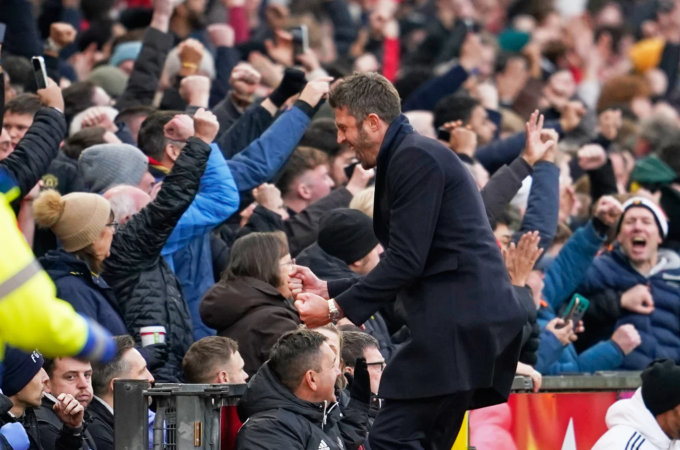 HLV Michael Carrick vui mừng trong trận. Ảnh: AP