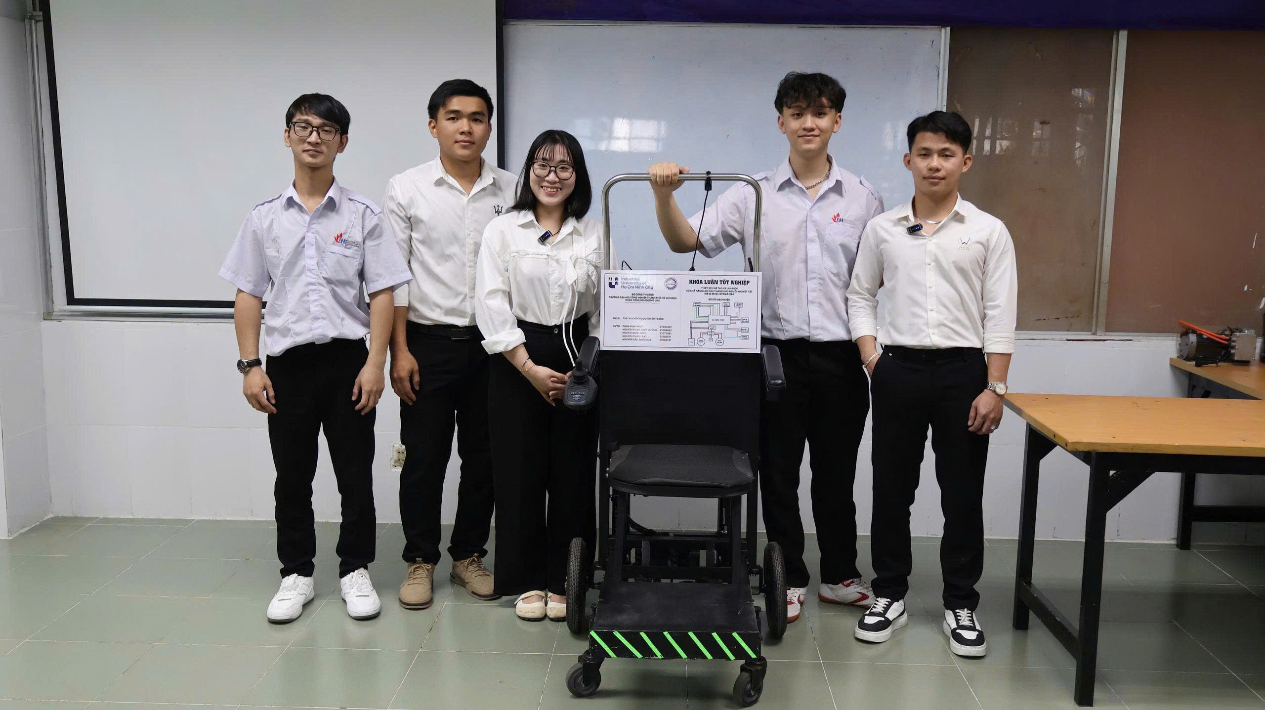 Người trẻ đam mê sáng tạo, tự tin khởi nghiệp: Xe lăn leo cầu thang chi phí thấp - Ảnh 1.