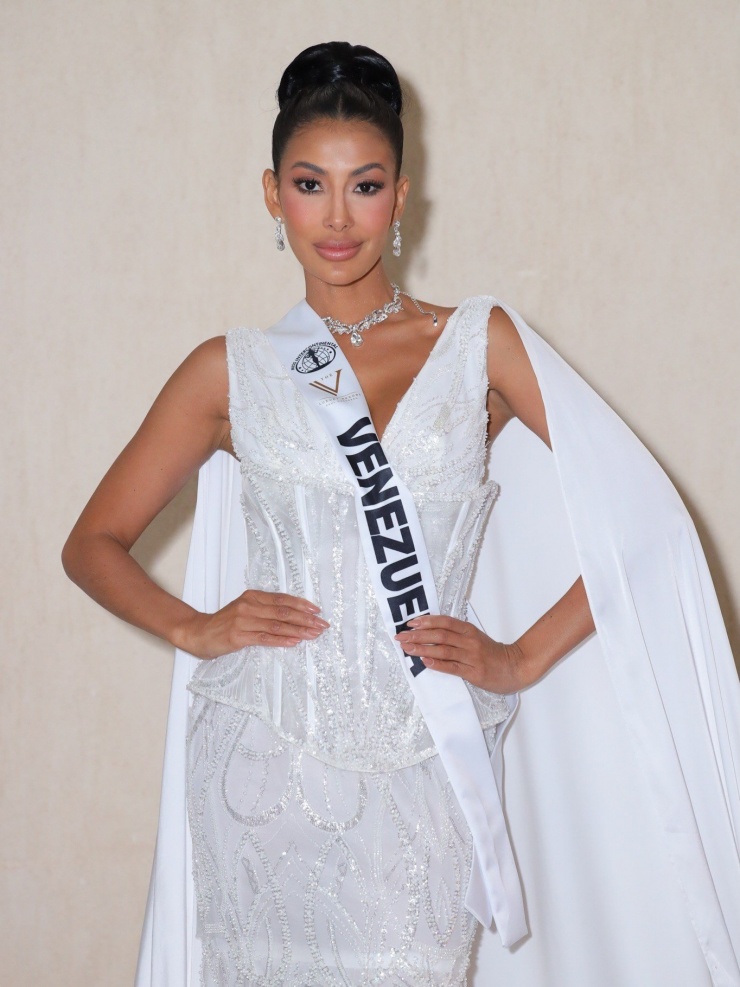 Thu Ngân và 60 hoa hậu nhận sash - 5