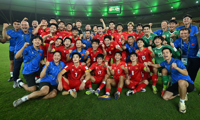U23 Việt Nam chụp ảnh kỷ niệm sau trận thắng UAE. Ảnh: AFC