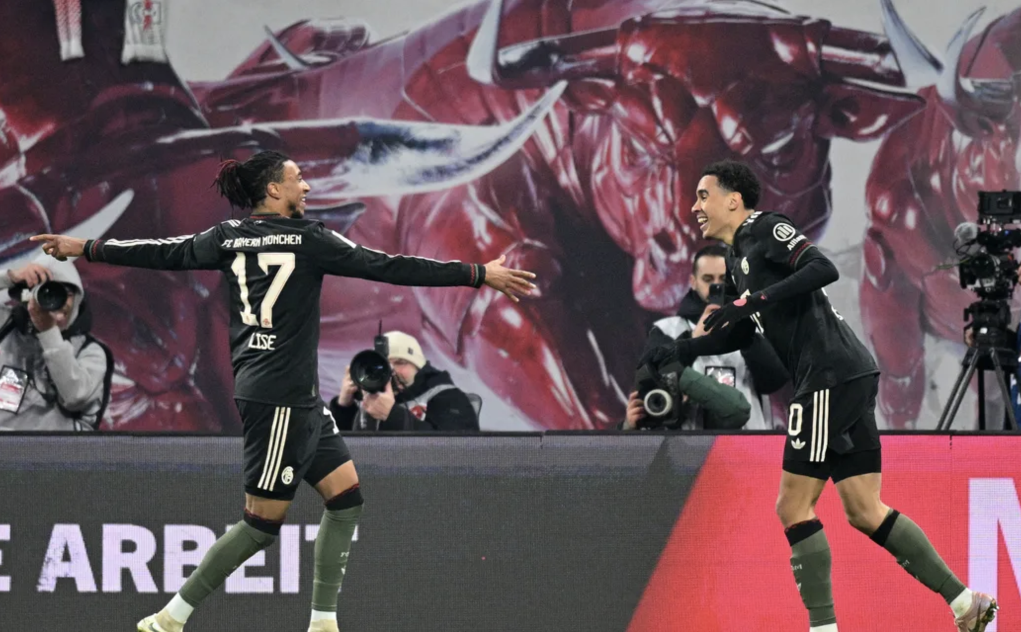 Siêu dự bị Olise tỏa sáng, Bayern Munich thắng 