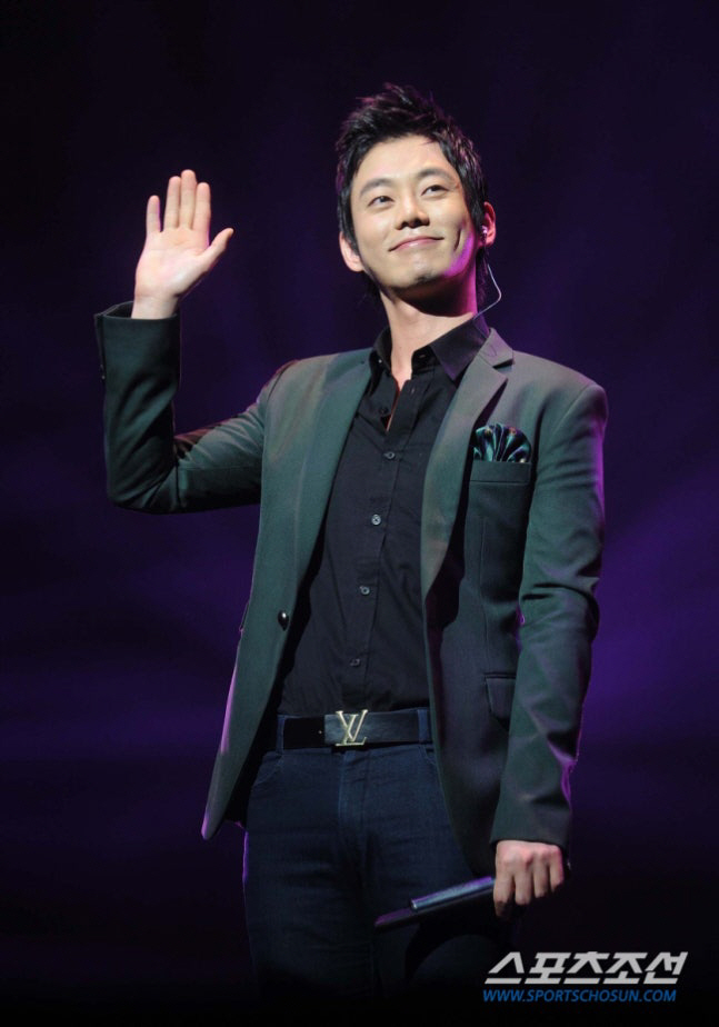 1768698929 401 Kiep nan cua ca si di du lich bi bong