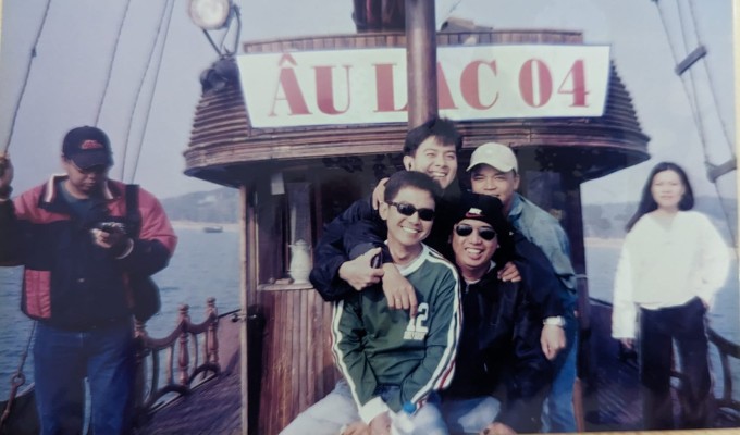 Joel mặc áo xanh, sọc trắng, đỏ cùng đồng nghiệp trên tàu Âu Lạc 04 ở Hạ Long. Ảnh: NVCC