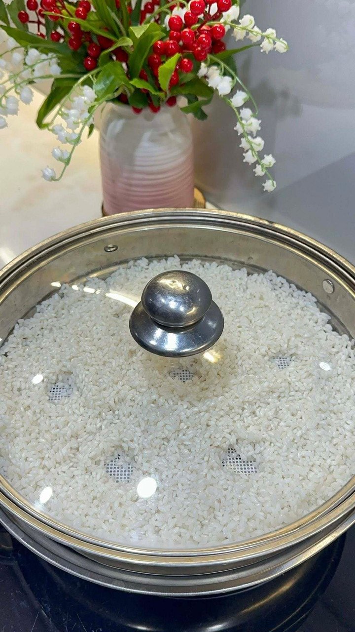 Hấp xôi lần 1 trong 30 phút, chọc một vài lỗ cho xôi chín đều. (Ảnh: Hằng Kẹo)