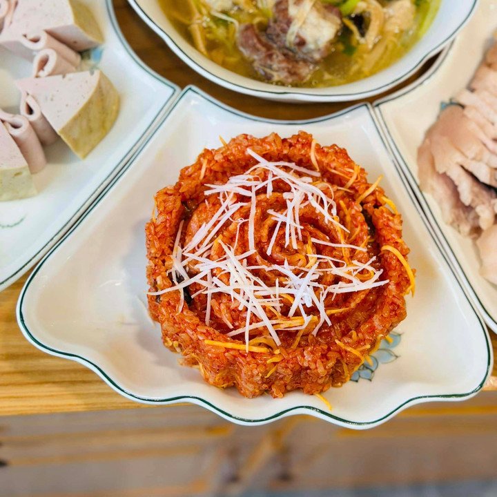 Xôi gấc với hương thơm dịu của nếp và gấc quyện cùng vị béo của mỡ gà. (Ảnh: Hòa Bùi)