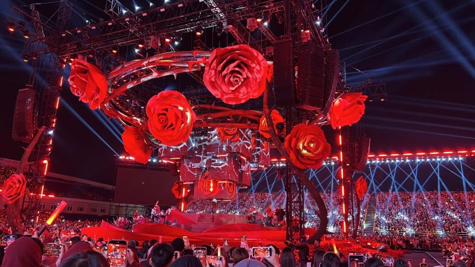 Sân khấu đêm nhạc dàn dựng theo cảm hứng hoa hồng.