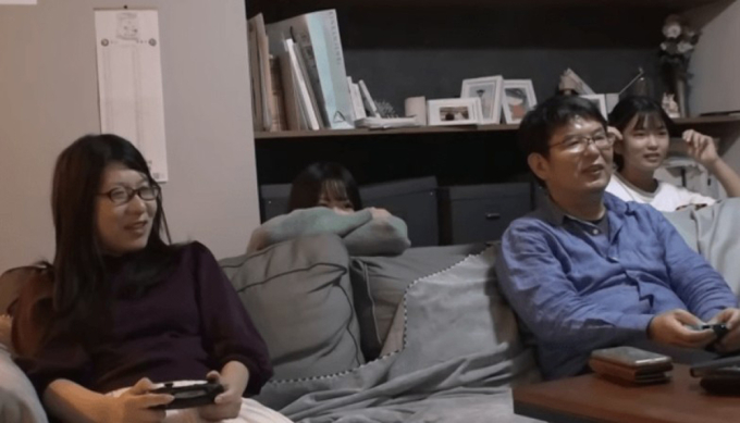 Mayumi cùng chồng và hai con gái tại nhà ở Nhật Bản năm 2023. Ảnh chụp màn hình: The Nonfiction