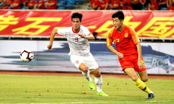 Tiền đạo Nguyễn Tiến Linh (trái) đuổi bóng trong trận Việt Nam thắng Trung Quốc 2-0 trong trận giao hữu trên sân Hoàng Thạch, tỉnh Hồ Bắc, Trung Quốc ngày 8/9/2019. Ảnh: VFF