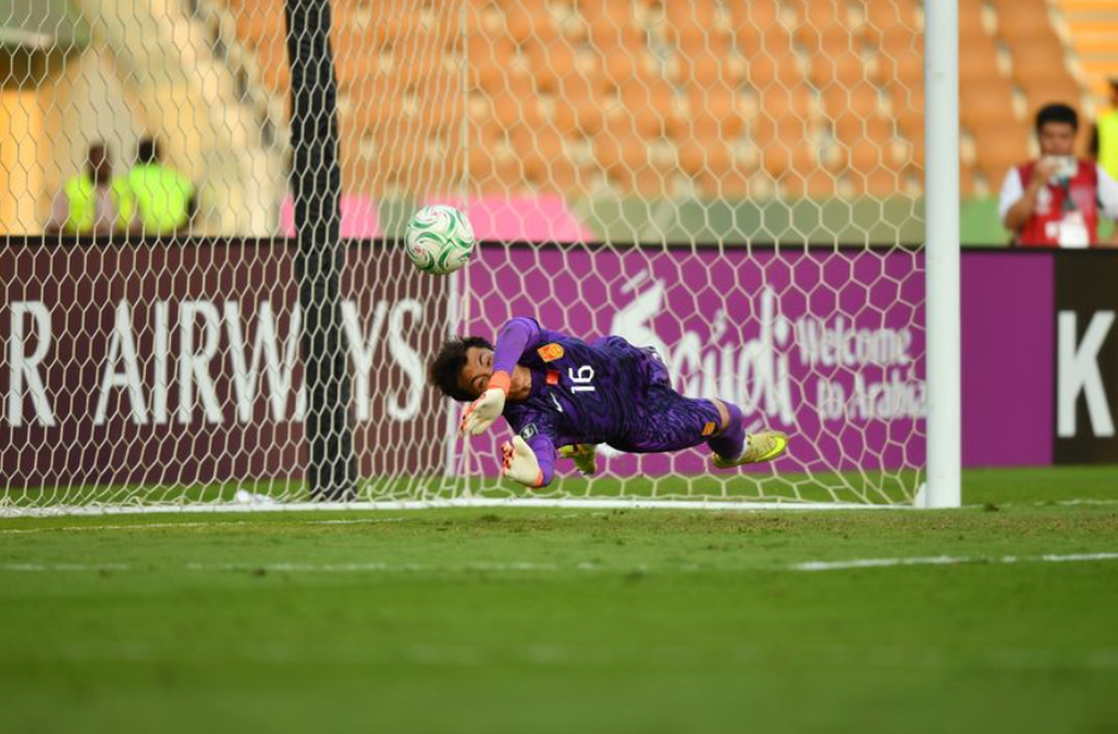 Thủ môn U23 Trung Quốc hoá người nhện, giúp đội nhà lập dấu mốc lịch sử - 2