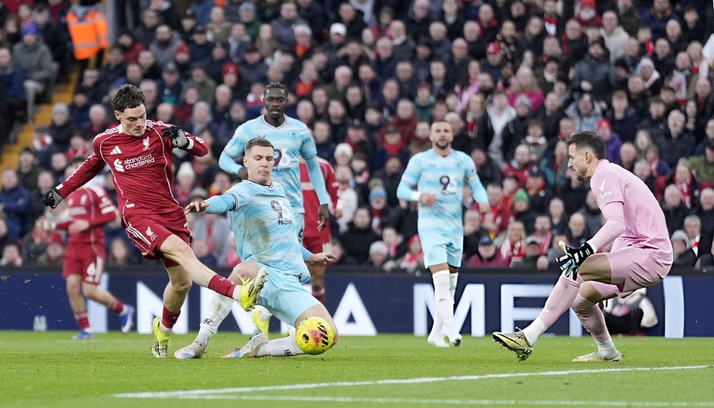 Liverpool đẩy Man Utd khỏi Top 4 Ngoại hạng Anh - 2