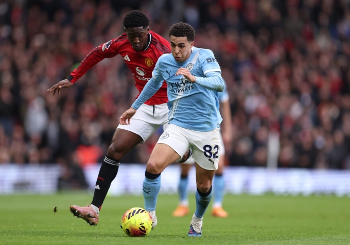 Mainoo gây sức ép lên Rico Lewis trong trận derby Manchester ngày 17/1/2026. Ảnh: AFP