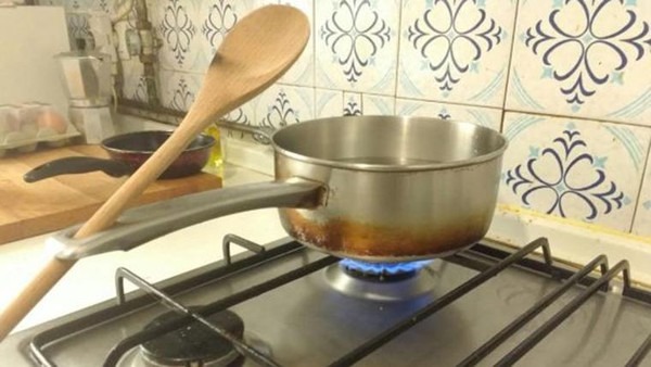 90% người dùng không biết công dụng của chiếc lỗ nhỏ trên chảo bếp- Ảnh 3.