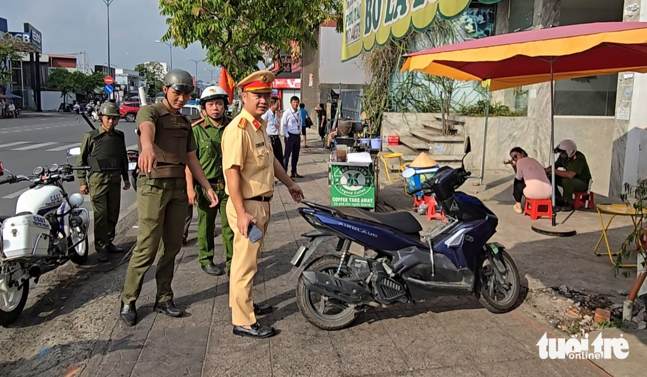 Xử phạt nhiều trường hợp buôn bán, để xe trên vỉa hè, lòng đường ở phường Tăng Nhơn Phú - Ảnh 3.