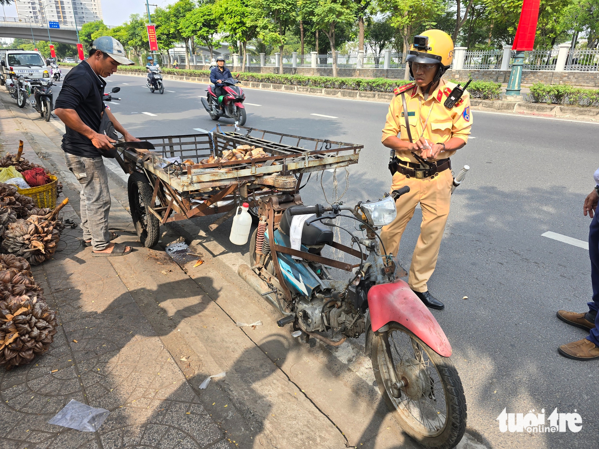 Xử phạt nhiều trường hợp buôn bán, để xe trên vỉa hè, lòng đường ở phường Tăng Nhơn Phú - Ảnh 5.