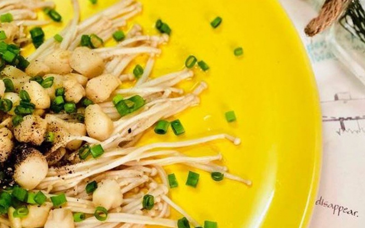 Món ăn có màu sắc tươi ngon, hương thơm thoang thoảng đủ để tạo ấn tượng và lôi kéo các thành viên vào mâm cơm gia đình. Cồi sò điệp được thẩm thấu hương vị, kết hợp cùng hương thơm và vị dai giòn từ nấm kim châm. Đây xứng đáng là món ăn ngon cho bữa cơm gia đình đầm ấm.