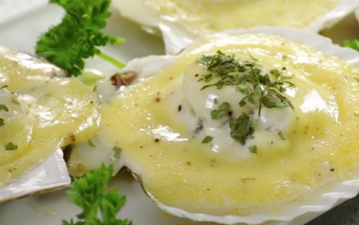 Song hành với sò điệp nướng mỡ hành, sò điệp nướng phô mai chính là một trong số những mó best seller tại các nhà hàng hải sản. Thay cho hương vị đậm đà của mỡ hành, phô mai thơm béo giúp làm bật lên vị ngon nguyên bản của sò điệp. Điểm nhấn của món sò điệp nướng phô mai chính là vị béo của phô mai trên bề mặt cùng hương thơm của mùi tây thơm dịu nhẹ. Món ăn không chỉ có hương vị ngon mà còn có một màu sắc vàng ươm đẹp mắt.