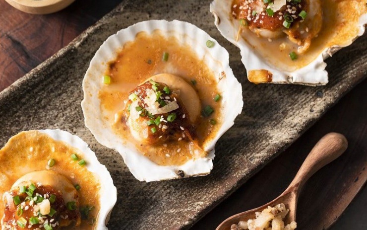 Đừng lo về chiếc vỉ nướng, món sò điệp nướng sa tế hoàn toàn có thể thực hiện được bằng nồi chiên không dầu. Sò điệp sau khi làm sạch sẽ được ướp với gia vị và sa tế để làm tăng hương vị cho món ăn. Lý do chính của việc nồi chiên không dầu có thể thay thế lò nướng nằm ở việc nồi không dầu đảm bảo thịt sò điệp chính vừa đến, còn độ ẩm để giữ nguyên hương vị của sò điệp.